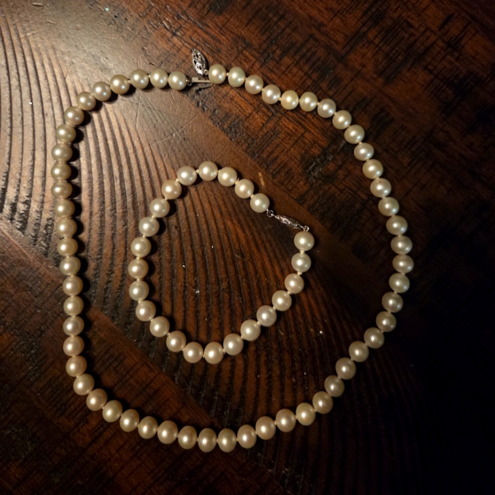 Elegant Pearl Necklace and Bracelet Set